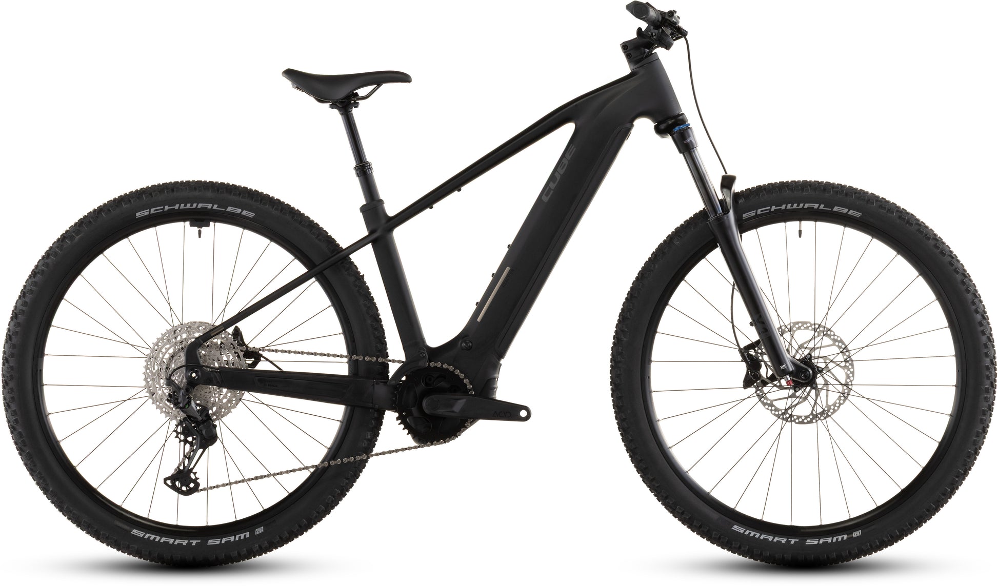 Das CUBE Reaction Hybrid Pro 800 blackline 2026 E-Mountainbike ist von der Seite auf weißem Grund abgebildet und verfügt über dicke Reifen, eine Vorderradfederung, ein abgeschrägtes Oberrohr, einen 800 Wh Akku und einen Bosch CX Antrieb für kraftvolle Trail-Performance.