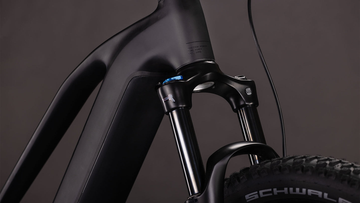 Nahaufnahme der vorderen Federgabel und des Rahmens des CUBE Reaction Hybrid Pro 800 blackline Trapeze 2026 mit Schwalbe-Reifen, einem leistungsstarken Bosch CX-Antrieb und einem 800-Wh-Akku für lange Fahrten.