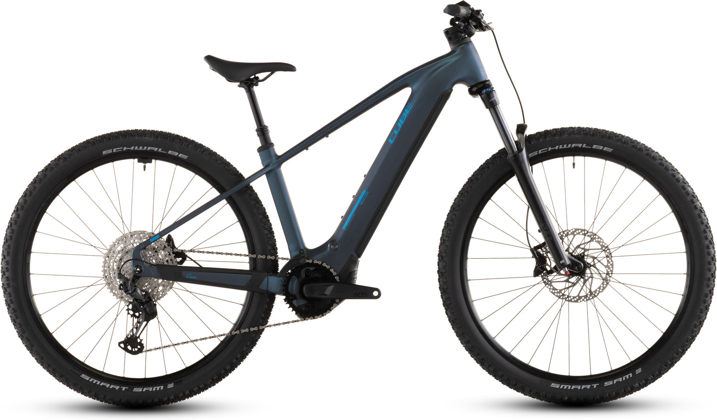Das CUBE Reaction Hybrid Pro 800 nebular'n'dazzle 2026 ist ein modernes E-Mountainbike mit mattem, dunklem Rahmen, Vorderradfederung, dicken Offroad-Reifen, Bosch CX Antrieb, Scheibenbremsen und 10-Gang-Schaltwerk.