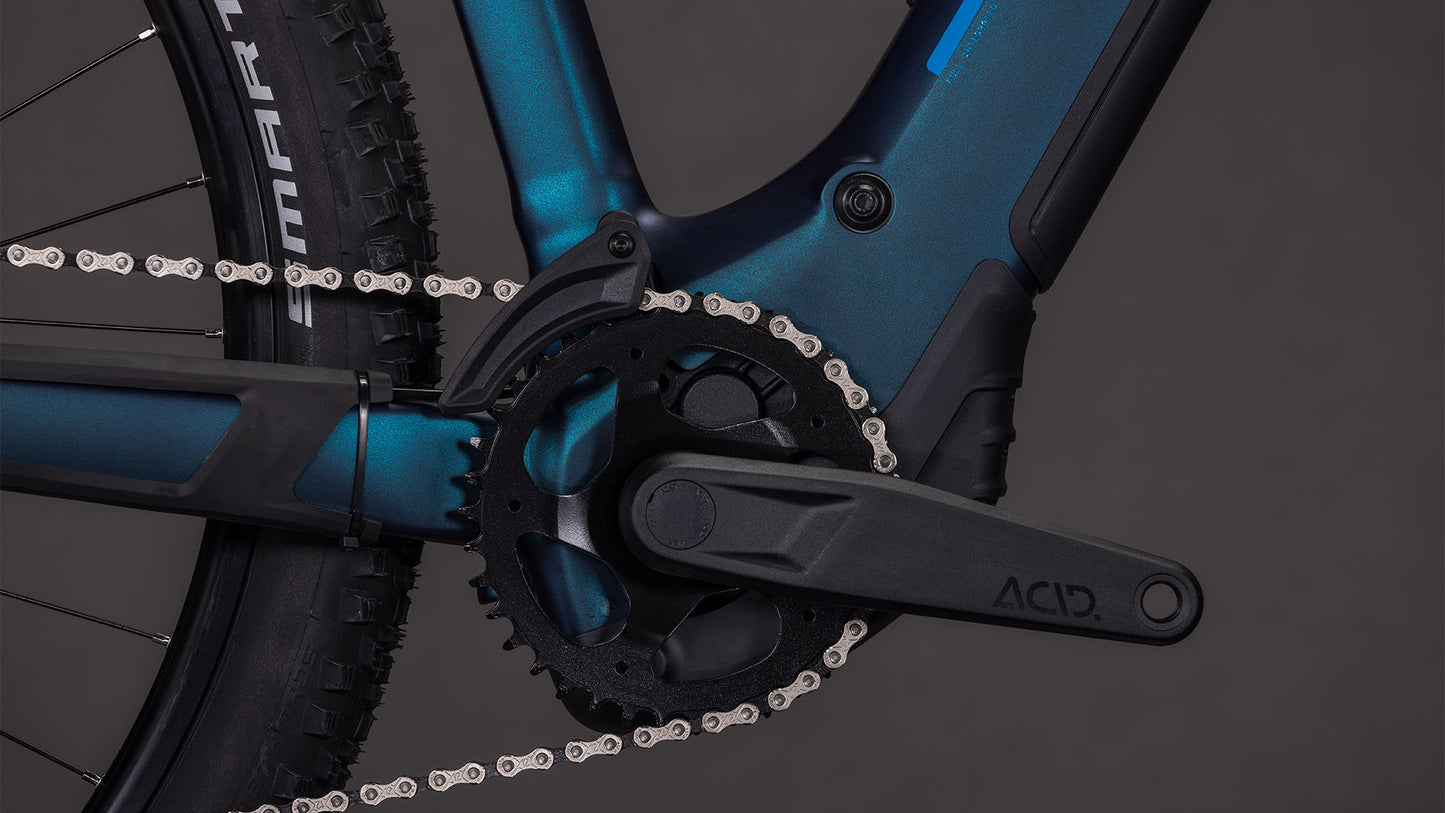 Nahaufnahme der Cube Reaction Hybrid Pro 800 nebular'n'dazzle Trapeze 2026 Kurbelgarnitur mit einfachem Kettenblatt vorne, schwarzem CUBE-Kurbelarm und Hinterrad mit SCHWALBE Reifen-perfekten E-MTB-Details mit Bosch CX-Antrieb.