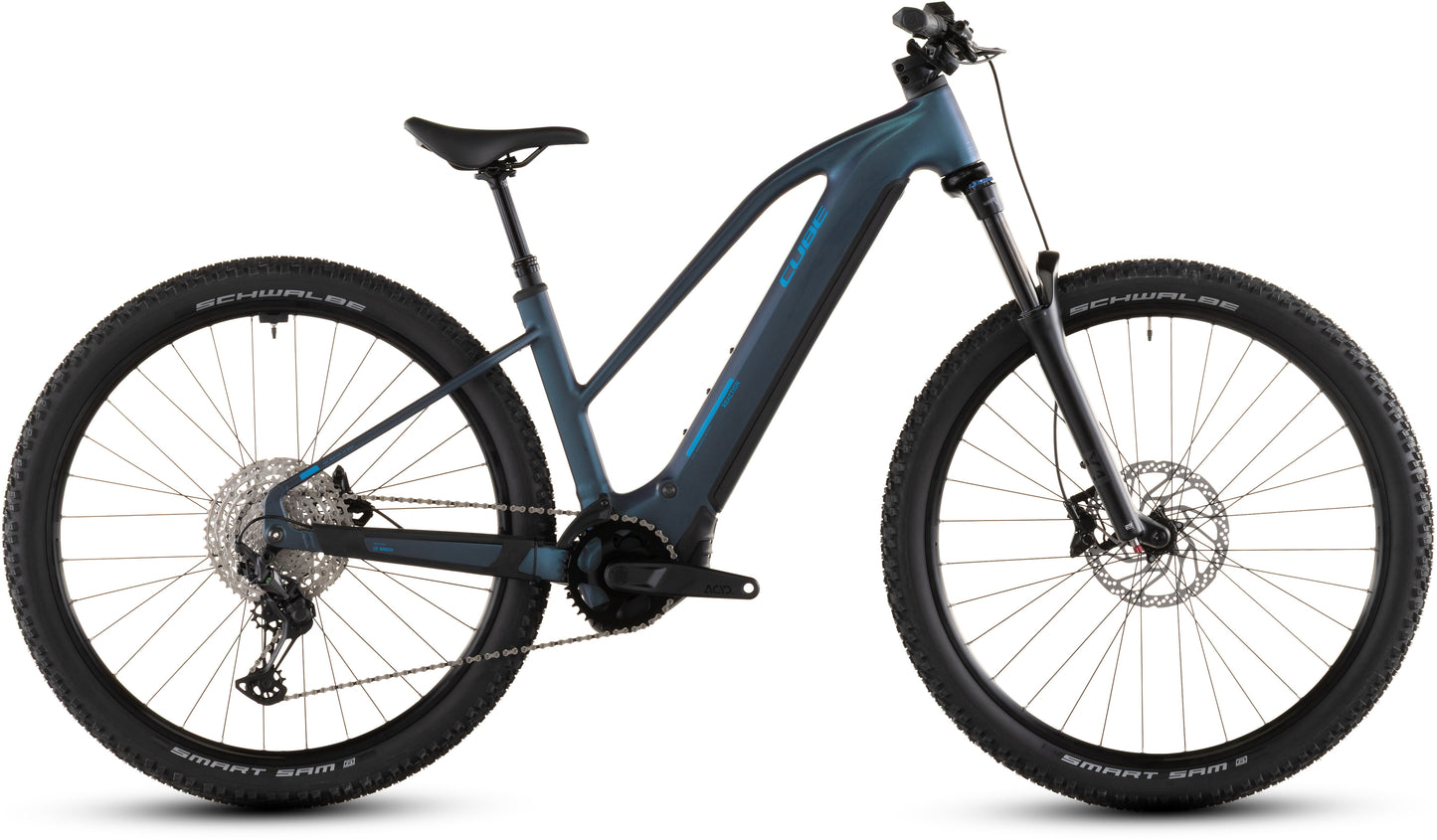 Das CUBE Reaction Hybrid Pro 800 nebular'n'dazzle Trapeze 2026 E-Mountainbike verfügt über einen dunkelblauen Rahmen, einen Bosch CX-Antrieb, eine Vorderradaufhängung, Scheibenbremsen, breite Stollenreifen und einen integrierten 800-Wh-Akku im Unterrohr, der seitlich vor einem weißen Hintergrund abgebildet ist.