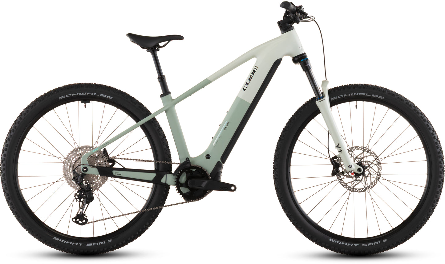 Das CUBE Reaction Hybrid Pro 800 desertstone'n'driedherbs 2026 ist ein modernes E-Mountainbike mit Stollenreifen, Federgabel, Bosch CX-Motor, Shimano XT 12-Gang-Schaltung und einem schnittigen Rahmen, hier im Profil auf weißem Hintergrund.