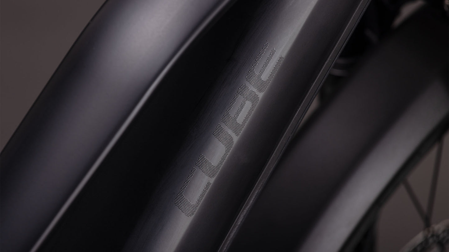 Nahaufnahme des CUBE Reaction Hybrid Pro 800 FE blackline Der mattschwarze Rahmen des Trapeze 2026 zeichnet sich durch ein dezentes Branding und schlanke Konturen aus. Die Beleuchtung betont die glatte Oberfläche und den leistungsstarken Bosch CX-Motor.
