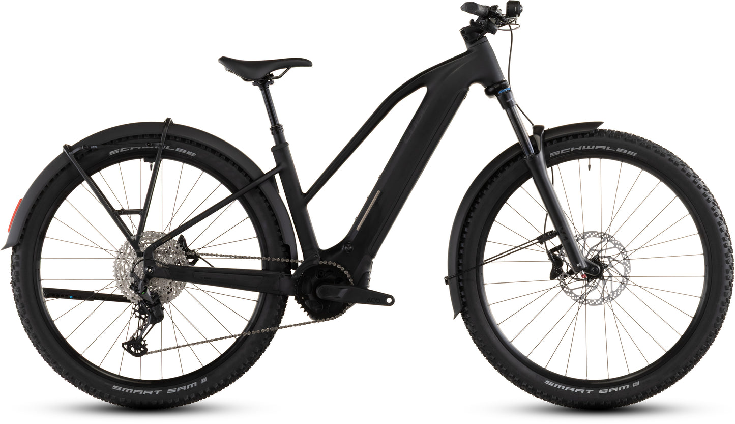 Das Cube Reaction Hybrid Pro 800 FE blackline Trapeze 2026 von CUBE ist ein mattschwarzes E-Bike mit Bosch CX-Motor, Noppenreifen, Federgabel, Schutzblech und integriertem Batterierahmen, dargestellt im Profil auf weißem Hintergrund.
