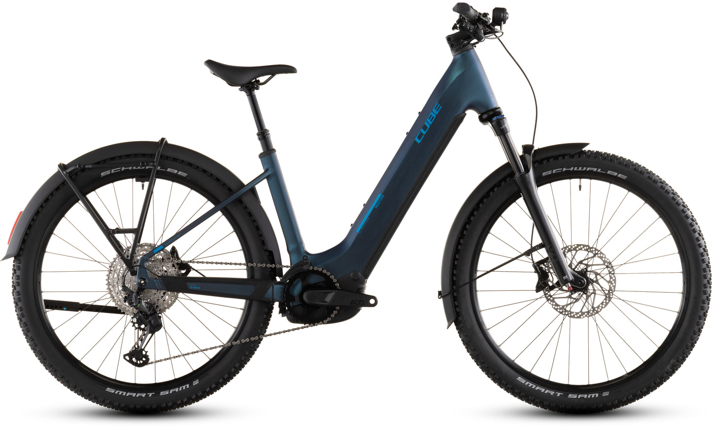 Das CUBE Reaction Hybrid Pro 800 FE nebular'n'dazzle Easy Entry 2026 ist ein modernes E-Bike mit blauem Step-Through-Rahmen, Bosch CX-Motor, Vorderradfederung, Scheibenbremsen, Schutzblechen, Stollenreifen, eingebautem Akku und Schaltwerk für vielseitiges Fahren.