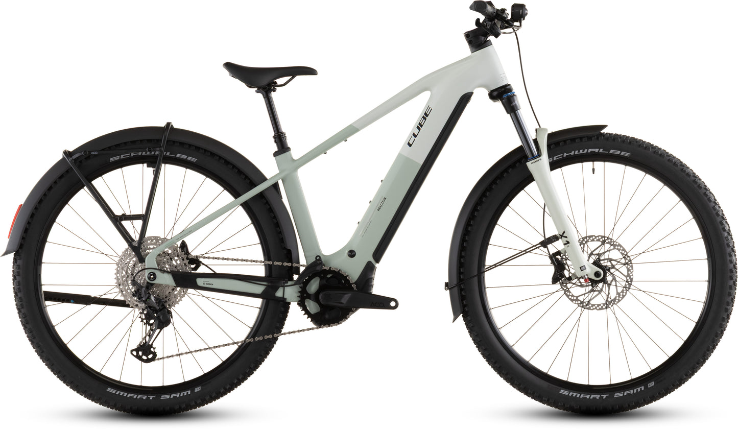 Das CUBE Reaction Hybrid Pro 800 FE desertstone'n'driedherbs 2026 ist ein modernes E-Bike mit dicken schwarzen Reifen, Vorderradaufhängung, Scheibenbremsen, Shimano XT-Schaltung, Schutzblechen und einem Bosch CX-Motor, hier im Profil auf weißem Hintergrund.