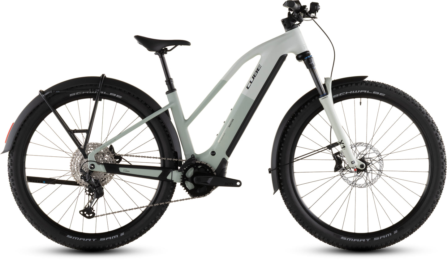 Das CUBE Reaction Hybrid Pro 800 FE desertstone'n'driedherbs Trapeze 2026 E-Bike verfügt über einen Bosch CX Motor, eine Shimano XT 12-fach Schaltung, einen schwarzen Sattel, breite Reifen, eine Vorderradfederung, Scheibenbremsen und Schutzbleche in einem modernen hellgrauen Profil.