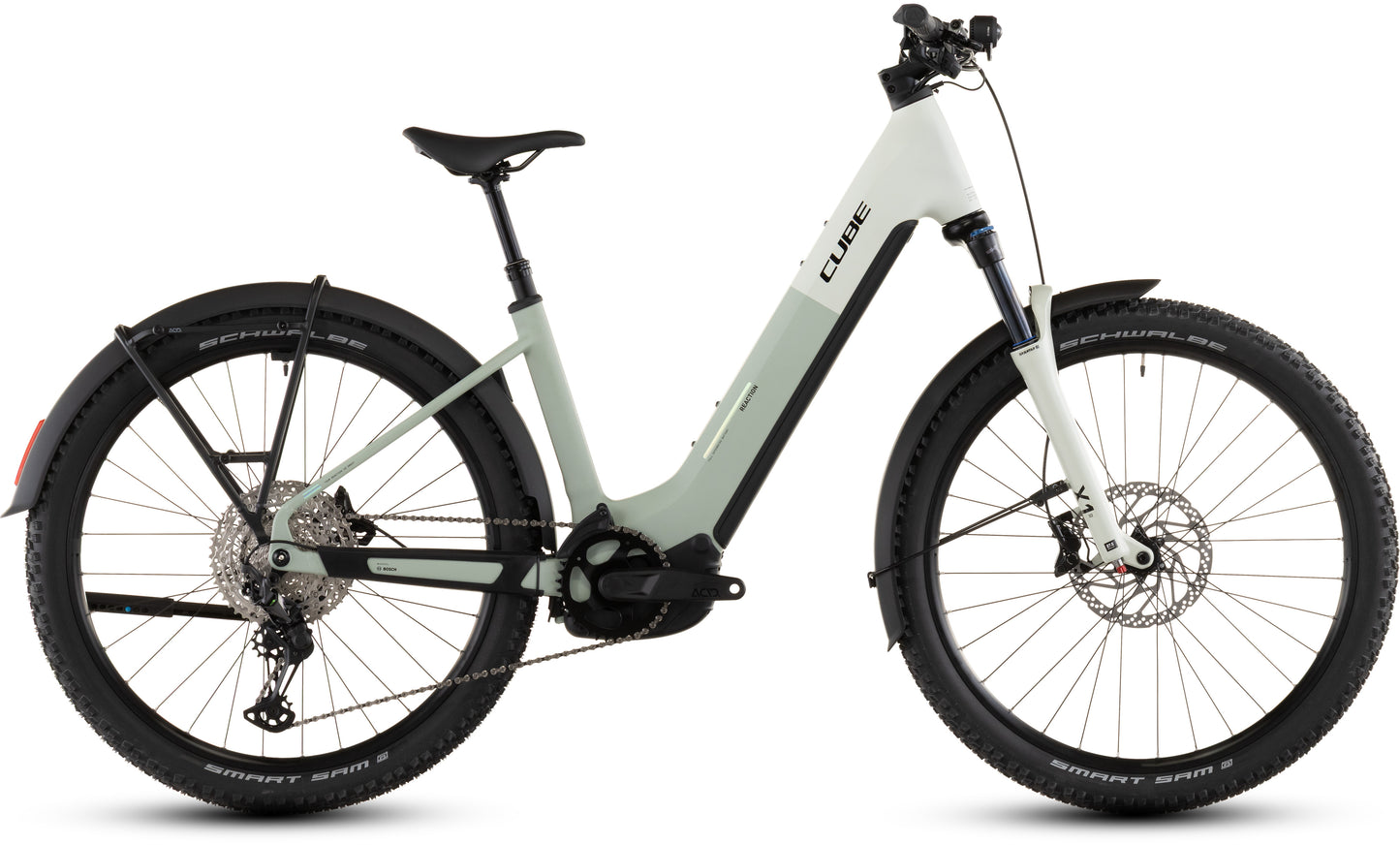 Das CUBE Reaction Hybrid Pro 800 FE desertstone'n'driedherbs Easy Entry 2026 E-Bike ist im Seitenprofil mit Vorderradfederung, Scheibenbremsen, breiten Reifen, Schutzblechen, Gepäckträgerhalterung und einem Bosch CX-Motor auf weißem Hintergrund abgebildet.