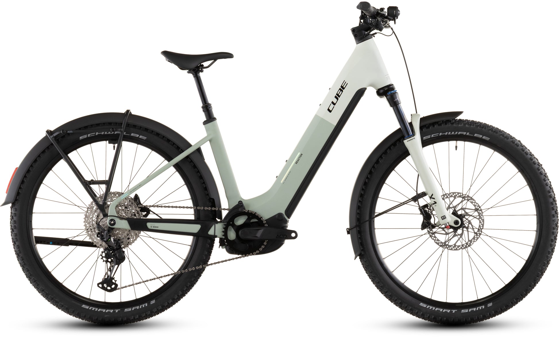 Das CUBE Reaction Hybrid Pro 800 FE desertstone'n'driedherbs Easy Entry 2026 E-Bike ist im Seitenprofil mit Vorderradfederung, Scheibenbremsen, breiten Reifen, Schutzblechen, Gepäckträgerhalterung und einem Bosch CX-Motor auf weißem Hintergrund abgebildet.