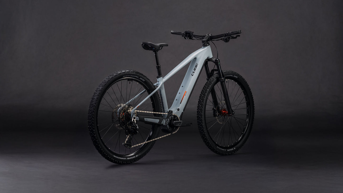 Produktbild: Cube Reaction Hybrid Race 800 vulcan´n´orange, Schrägansicht (schwarzer Hintergrund)