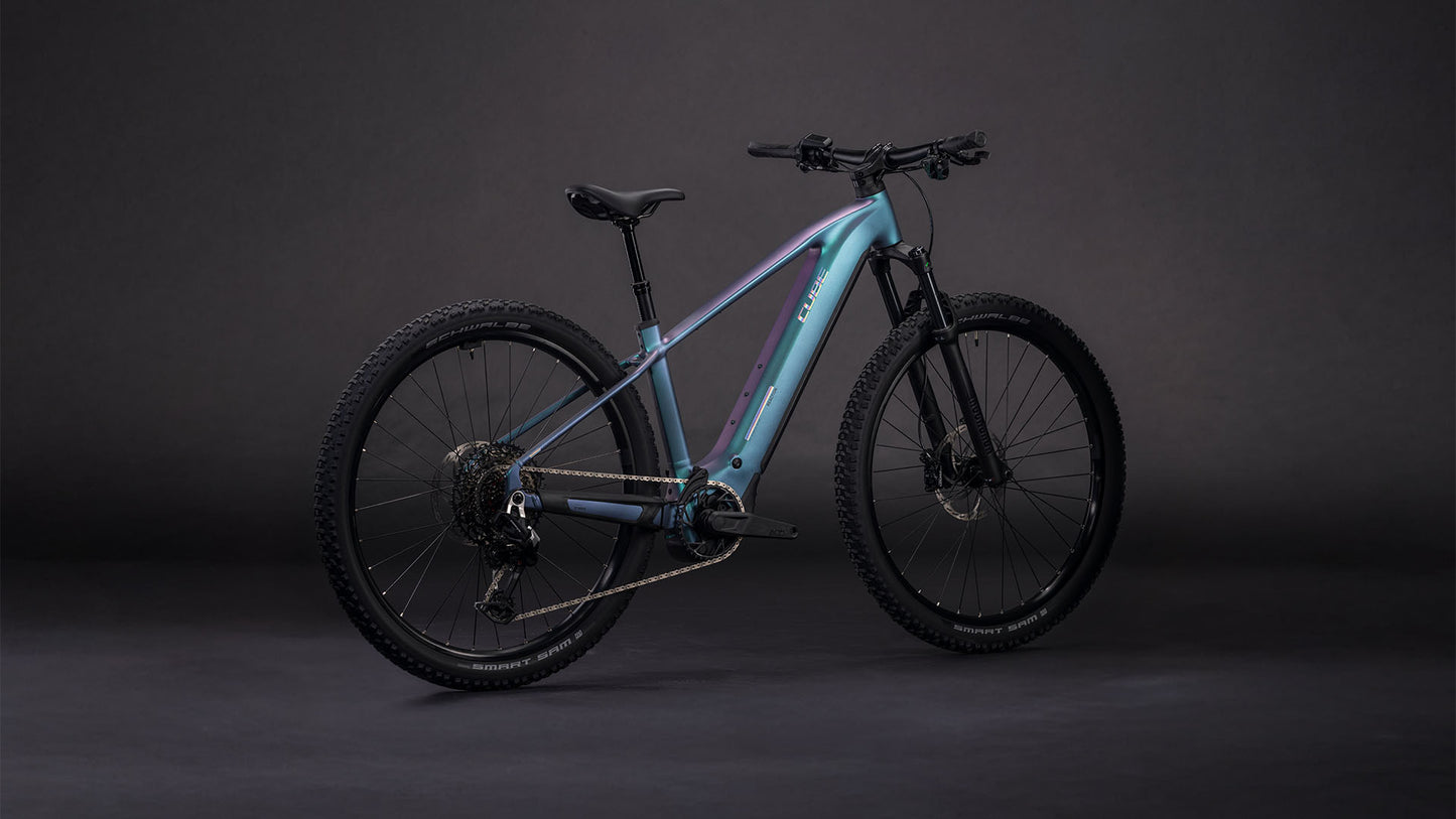 Produktbild: Cube Reaction Hybrid Race 800 polarlight´n´prism, Schrägansicht (schwarzer Hintergrund)