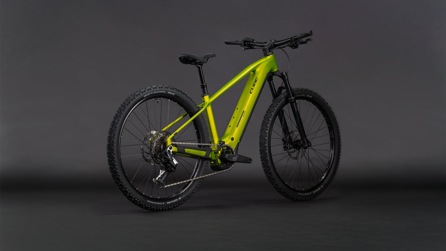 Produktbild: Cube Reaction Hybrid Race 800 lizard´n´black, Schrägansicht (schwarzer Hintergrund)
