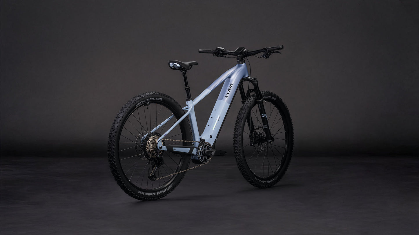 Produktbild: Cube Reaction Hybrid SLX 800 gauzegrey´n´iceblue, Schrägansicht (schwarzer Hintergrund)