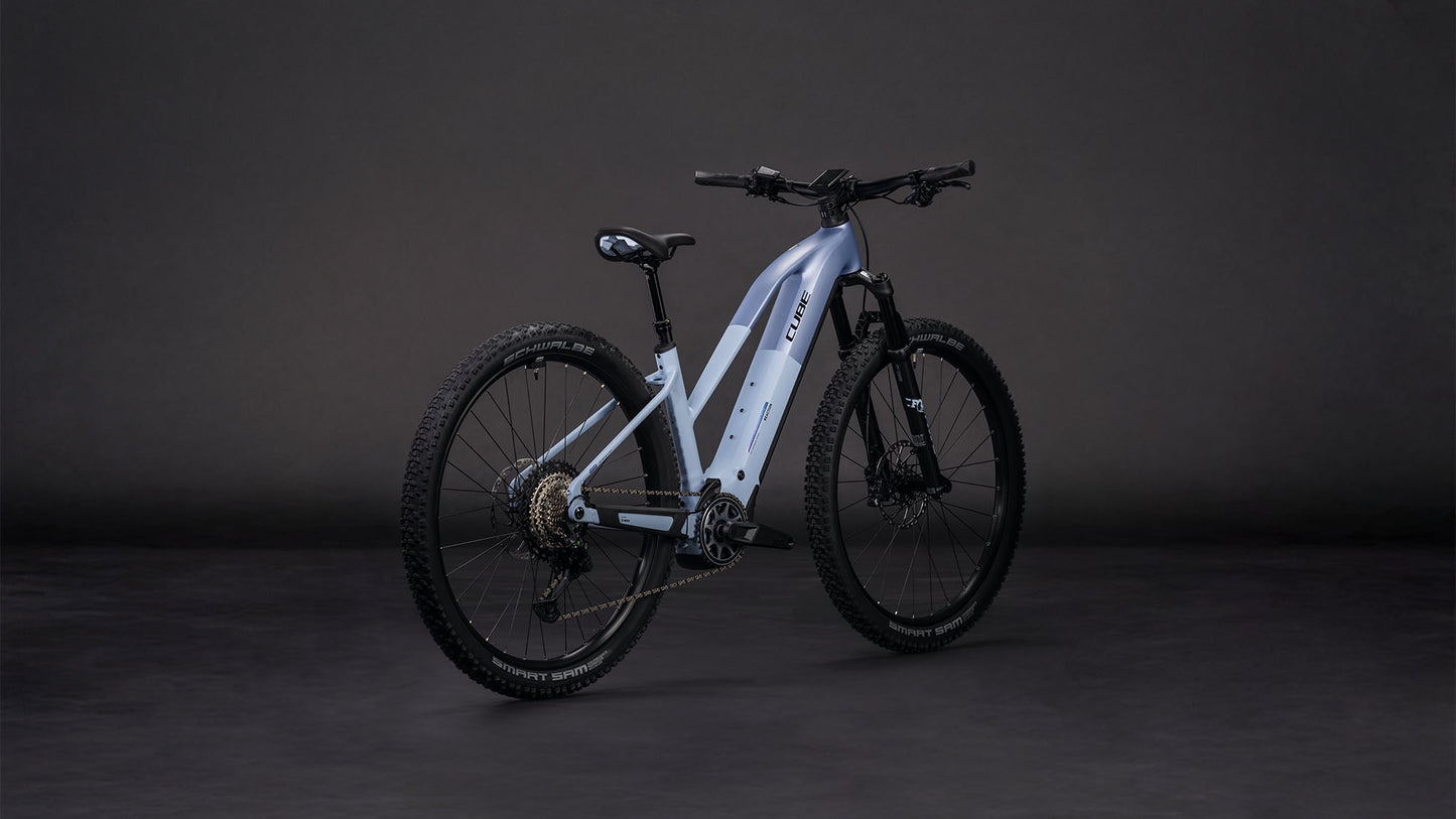 Produktbild: Cube Reaction Hybrid SLX 800 gauzegrey´n´iceblue, Schrägansicht (schwarzer Hintergrund)