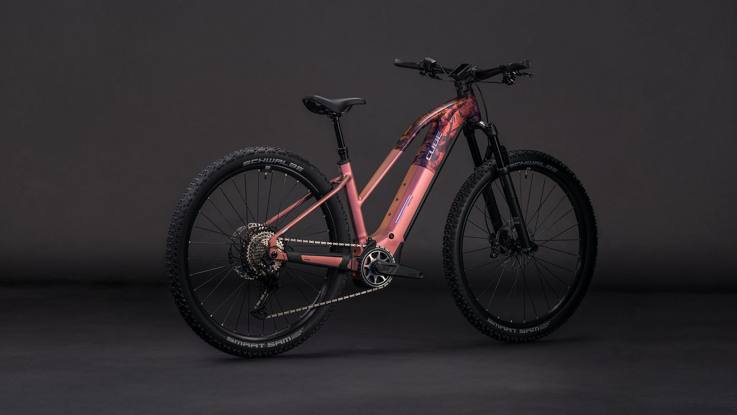 Produktbild: Cube Reaction Hybrid SLX 800 shiftblush´n´art, Schrägansicht (schwarzer Hintergrund)