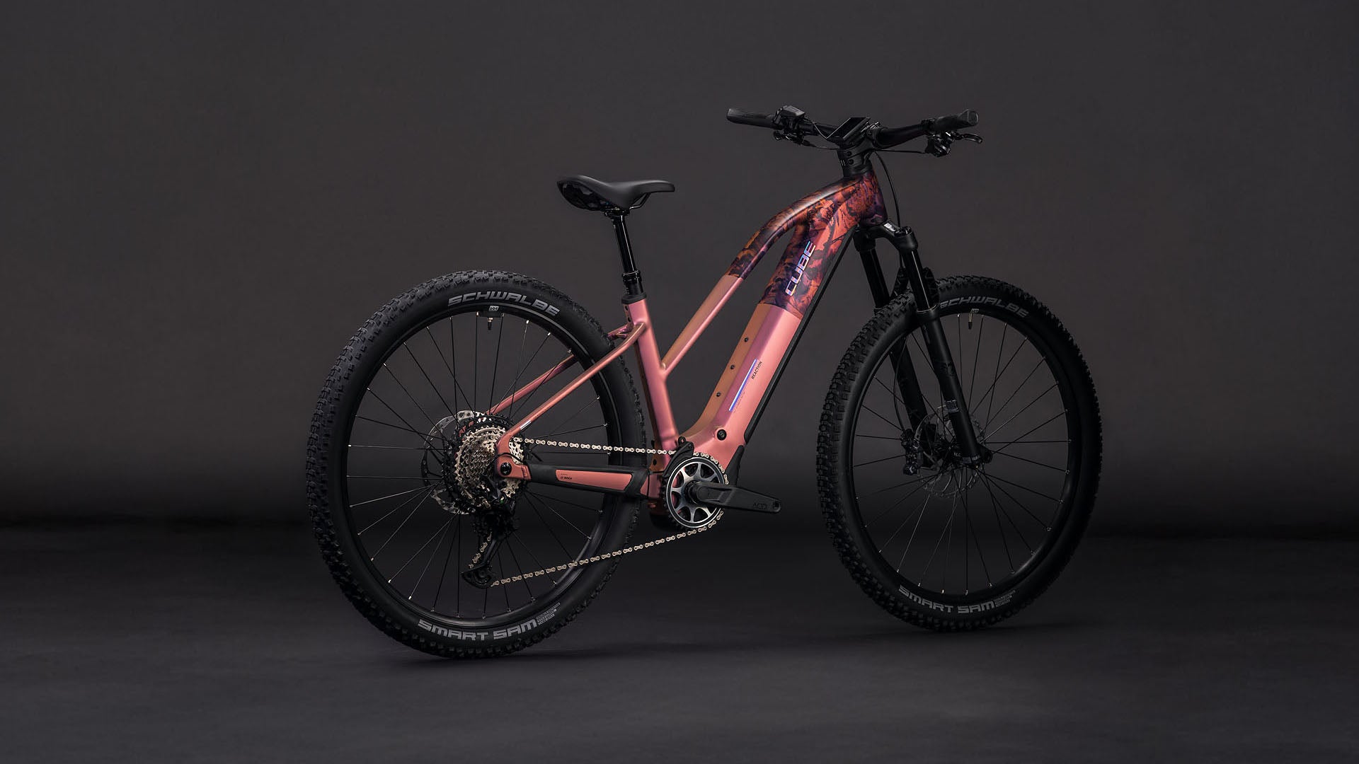 Produktbild: Cube Reaction Hybrid SLX 800 shiftblush´n´art, Schrägansicht (schwarzer Hintergrund)