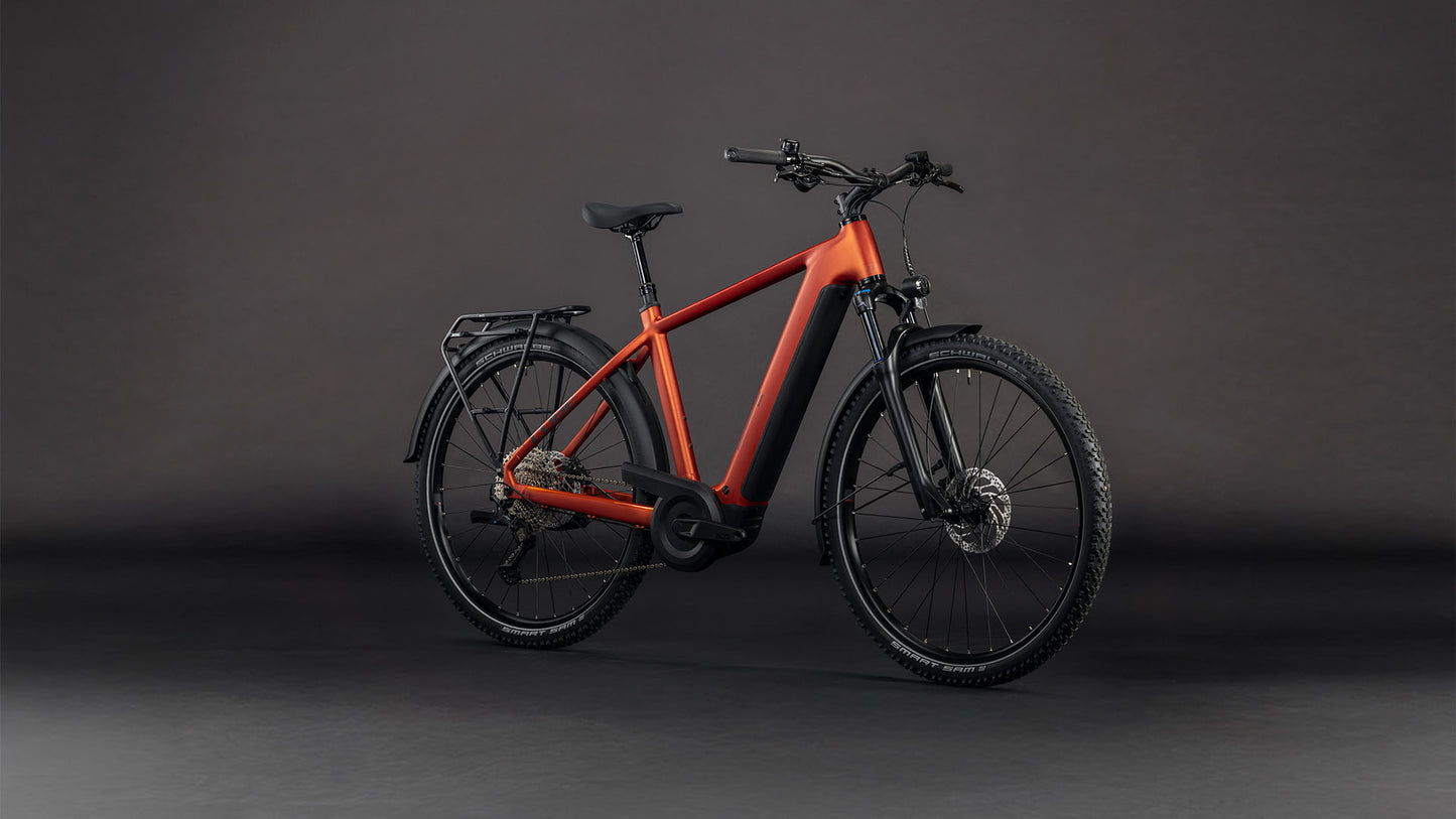 Produktbild: Cube Nuride Hybrid Pro 800 chilli´n´black, Schrägansicht (schwarzer Hintergrund)