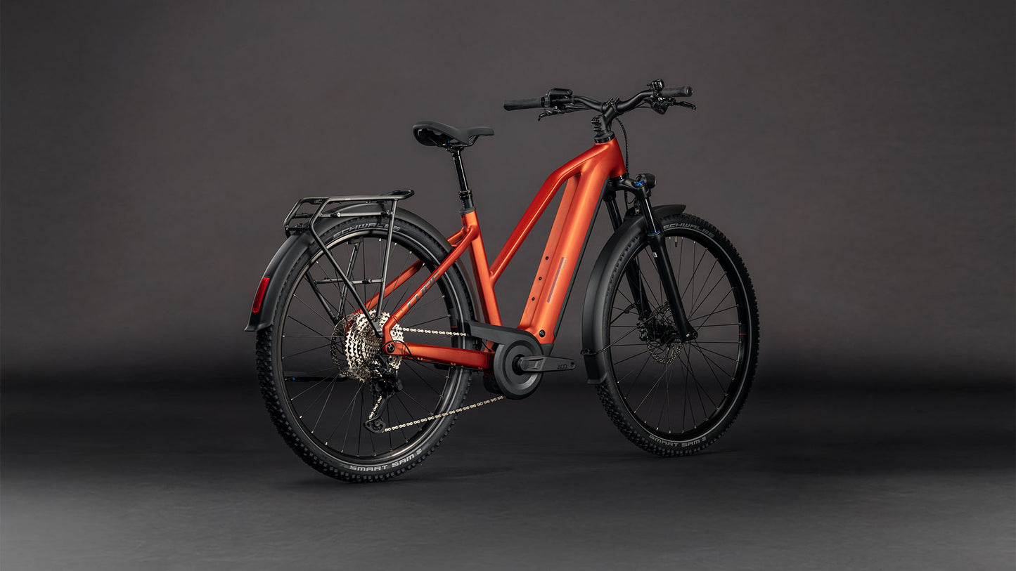 Produktbild: Cube Nuride Hybrid Pro 800 chilli´n´black, Schrägansicht (schwarzer Hintergrund)