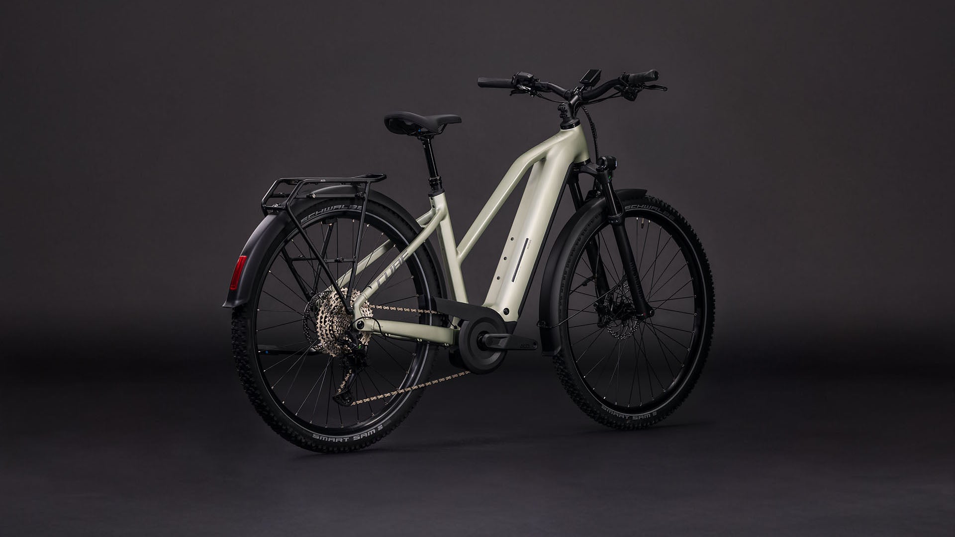 Produktbild: Cube Nuride Hybrid EXC 800 lemongrass´n´reflex, Schrägansicht (schwarzer Hintergrund)