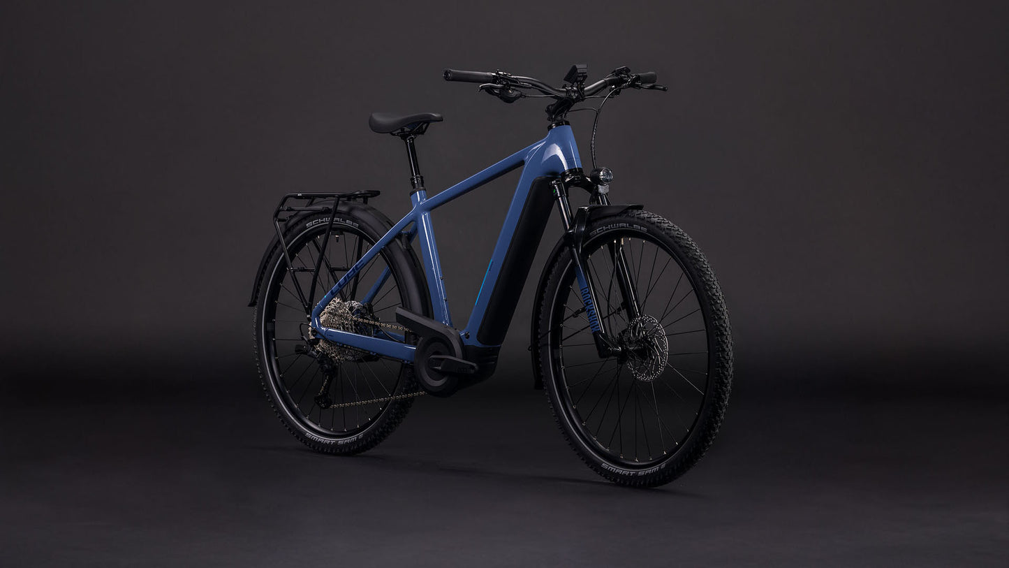 Produktbild: Cube Nuride Hybrid EXC 800 jeansblue´n´blue, Schrägansicht (schwarzer Hintergrund)
