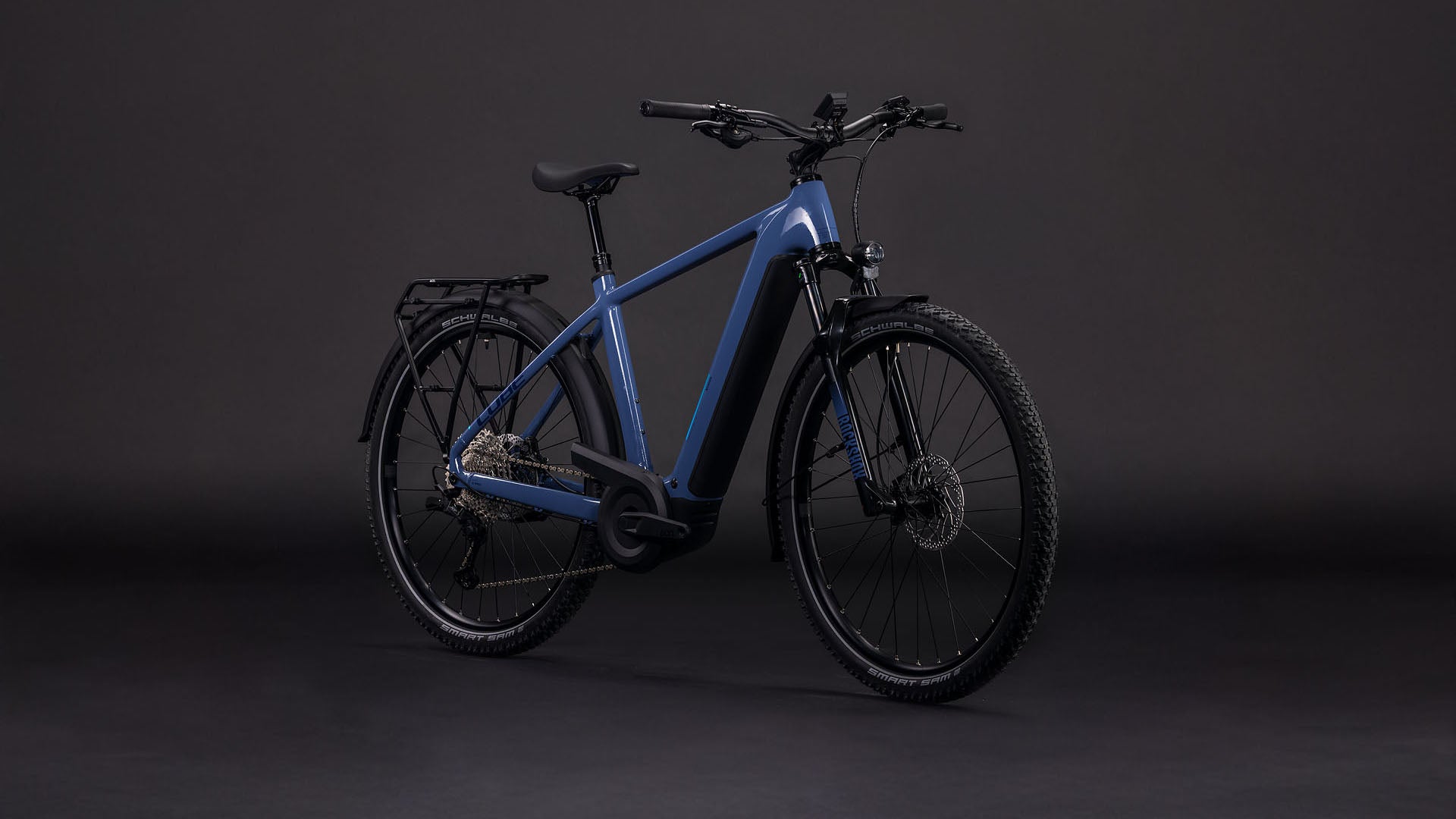 Produktbild: Cube Nuride Hybrid EXC 800 jeansblue´n´blue, Schrägansicht (schwarzer Hintergrund)