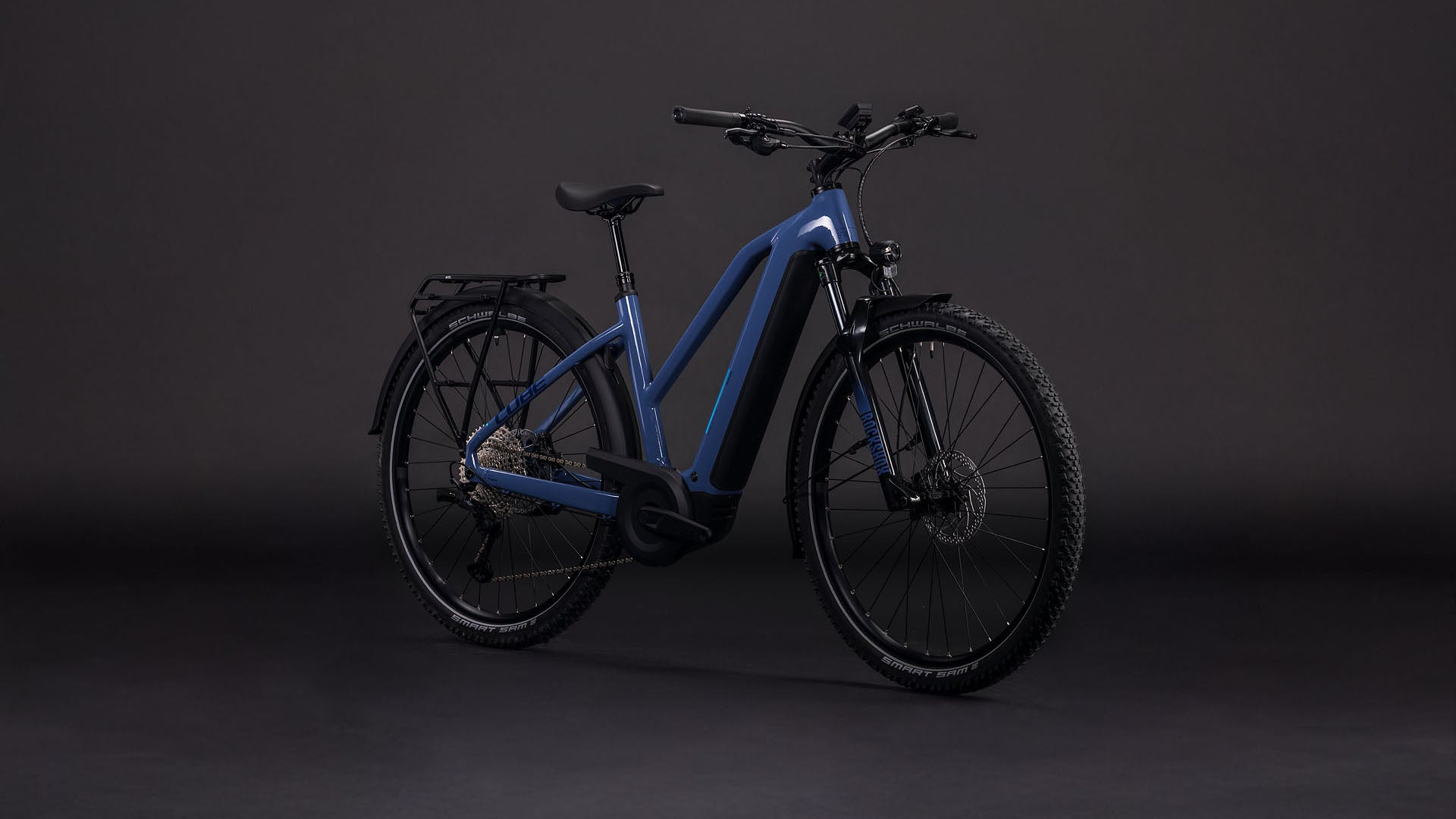 Produktbild: Cube Nuride Hybrid EXC 800 jeansblue´n´blue, Schrägansicht (schwarzer Hintergrund)