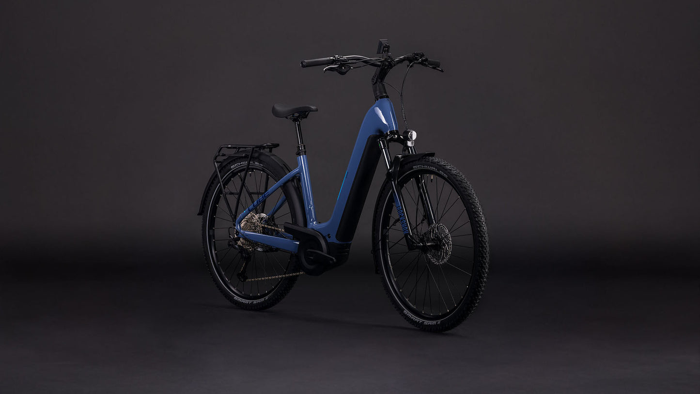 Produktbild: Cube Nuride Hybrid EXC 800 jeansblue´n´blue, Schrägansicht (schwarzer Hintergrund)