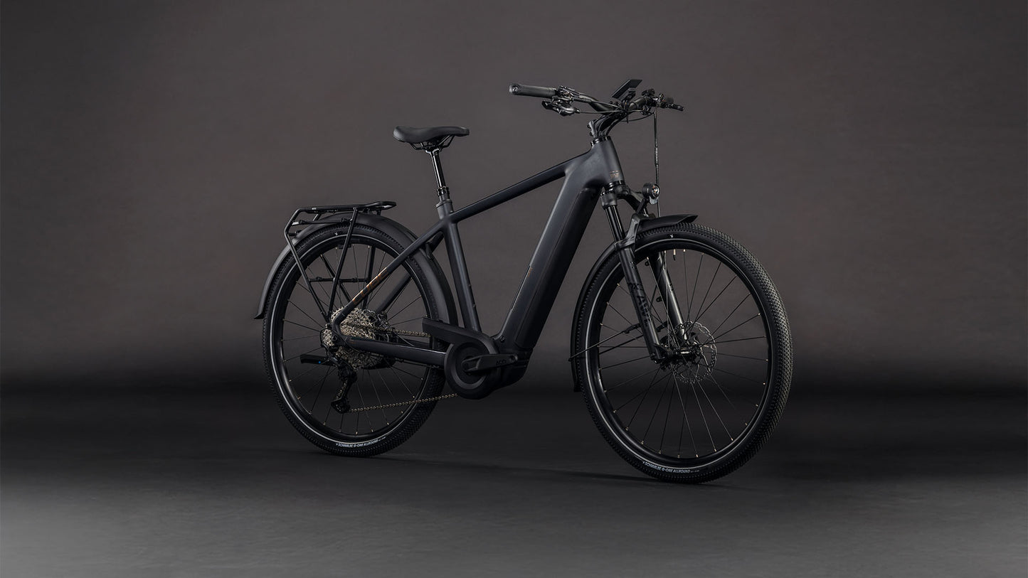 Produktbild: Cube Nuride Hybrid SLX 800 black´n´gold, Schrägansicht (schwarzer Hintergrund)