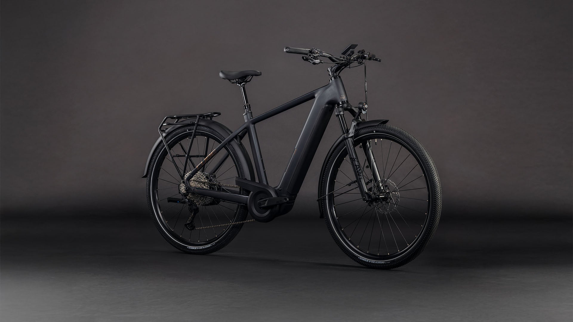 Produktbild: Cube Nuride Hybrid SLX 800 black´n´gold, Schrägansicht (schwarzer Hintergrund)