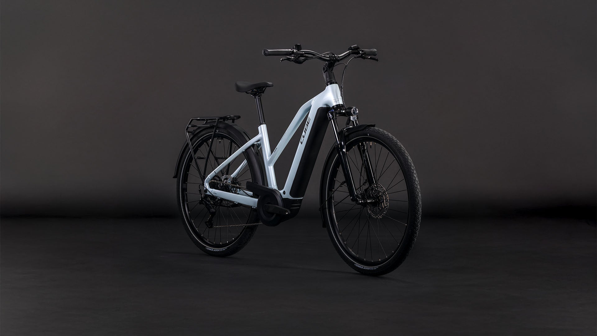 Produktbild: Cube Touring Hybrid ONE 600 glacier´n´reflex, Schrägansicht (schwarzer Hintergrund)