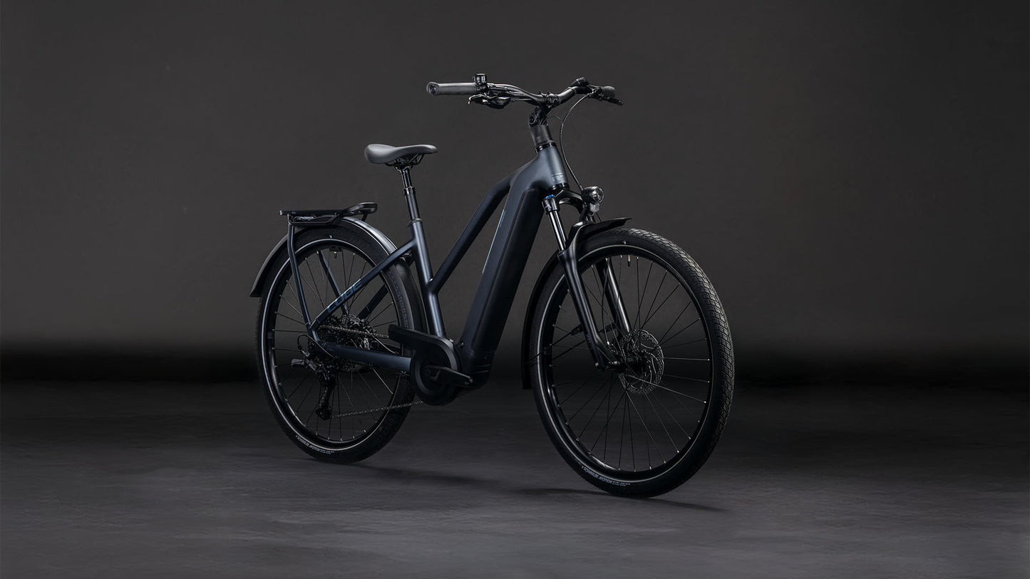 Produktbild: Cube Kathmandu Hybrid ONE 800 metallicgrey´n´grey, Schrägansicht (schwarzer Hintergrund)