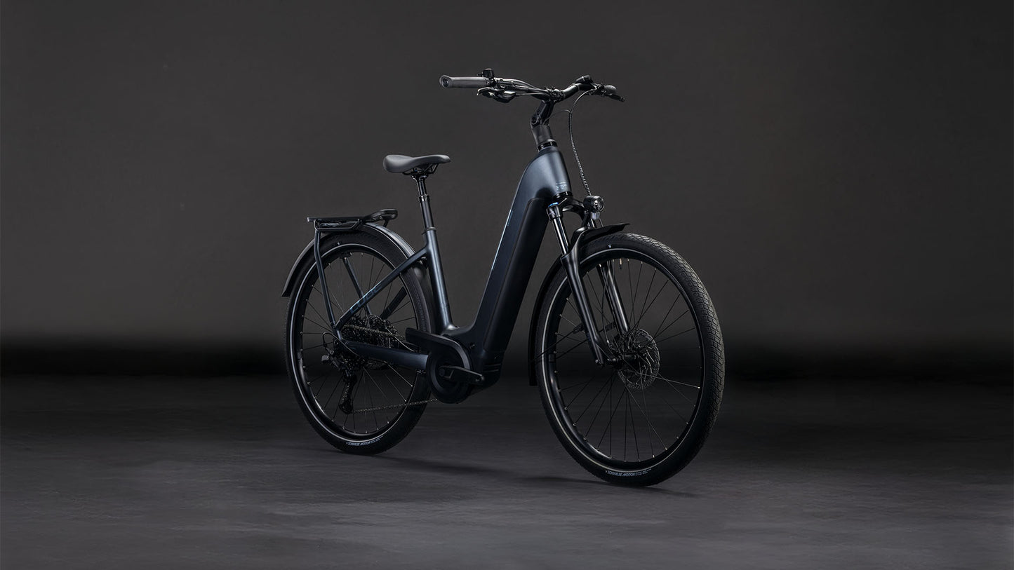 Produktbild: Cube Kathmandu Hybrid ONE 800 metallicgrey´n´grey, Schrägansicht (schwarzer Hintergrund)