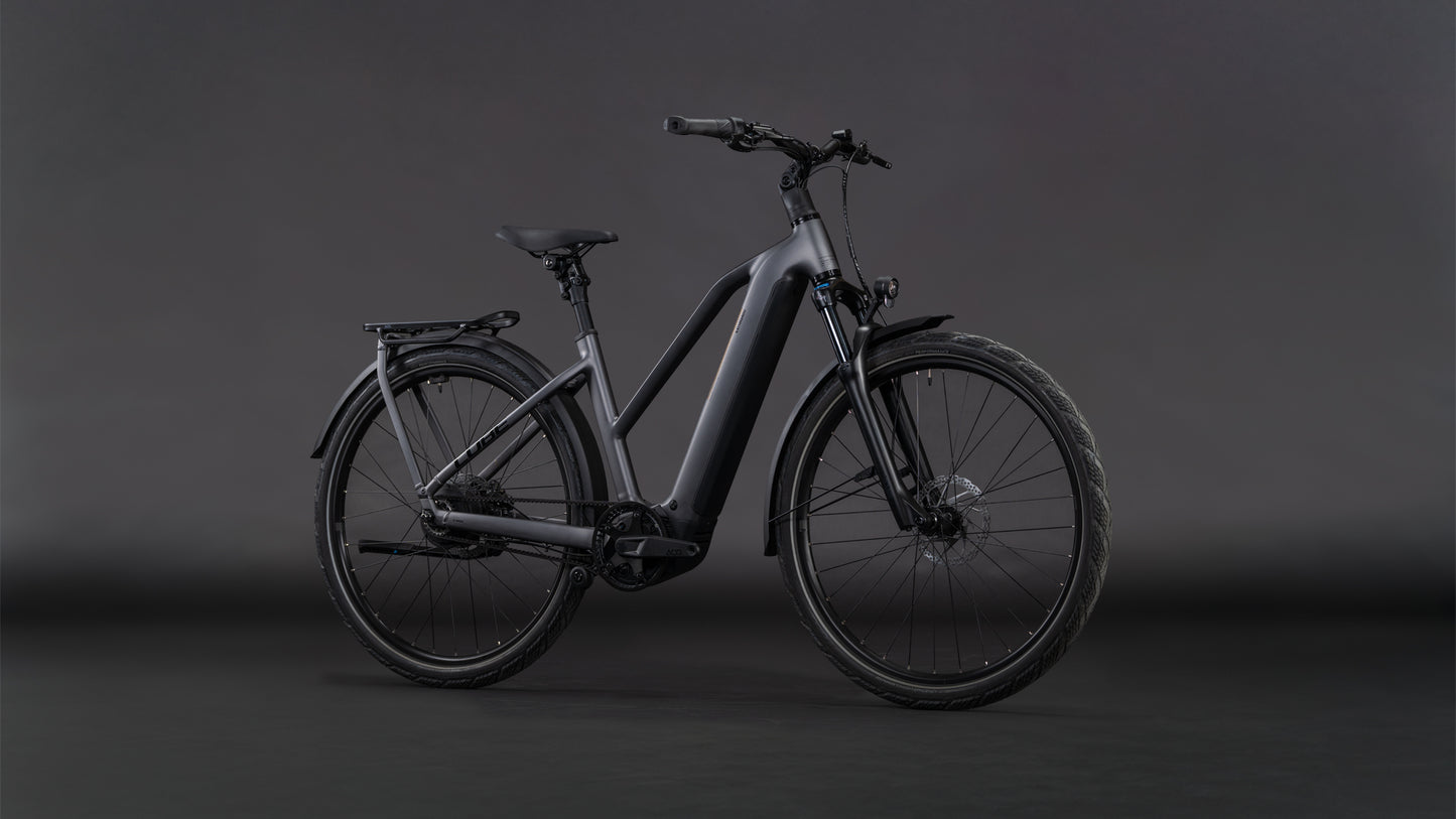 Produktbild: Cube Kathmandu Hybrid Comfort Pro 800 slabgrey´n´black, Schrägansicht (schwarzer Hintergrund)