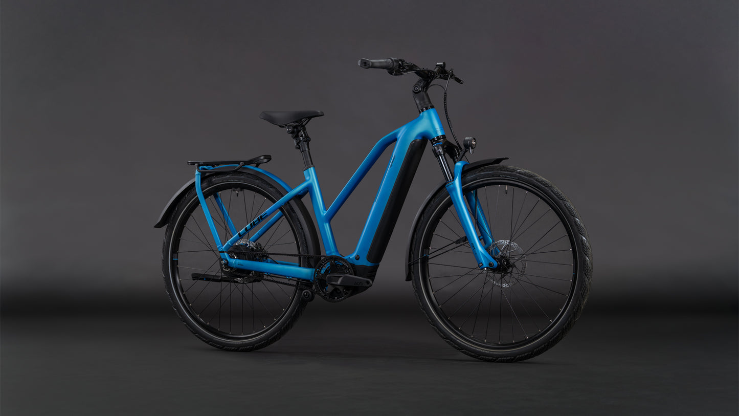 Produktbild: Cube Kathmandu Hybrid Comfort Pro 800 azure´n´black, Schrägansicht (schwarzer Hintergrund)