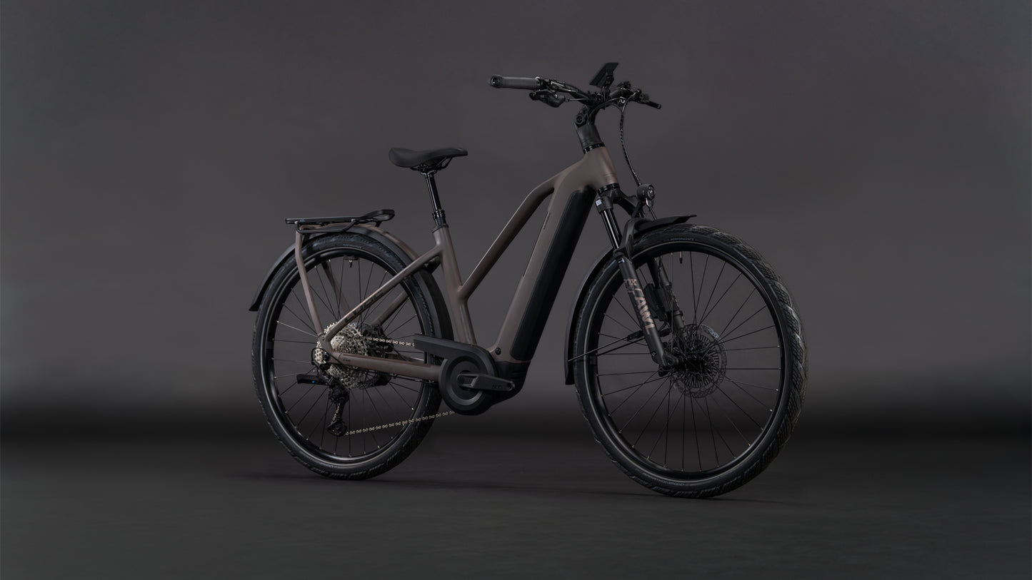 Produktbild: Cube Kathmandu Hybrid EXC 800 cedar´n´chrome, Schrägansicht (schwarzer Hintergrund)