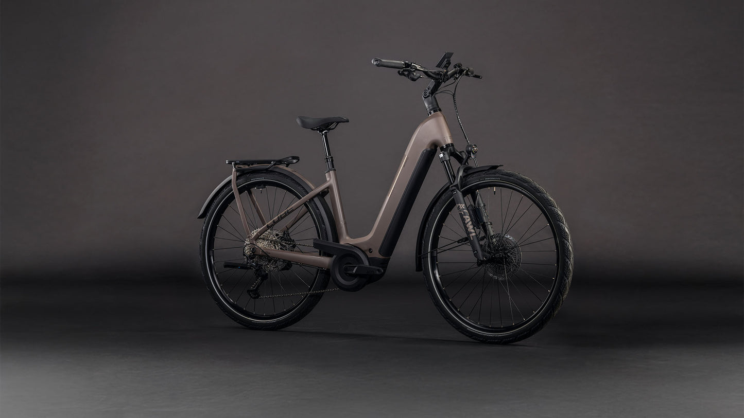 Produktbild: Cube Kathmandu Hybrid EXC 800 cedar´n´chrome, Schrägansicht (schwarzer Hintergrund)