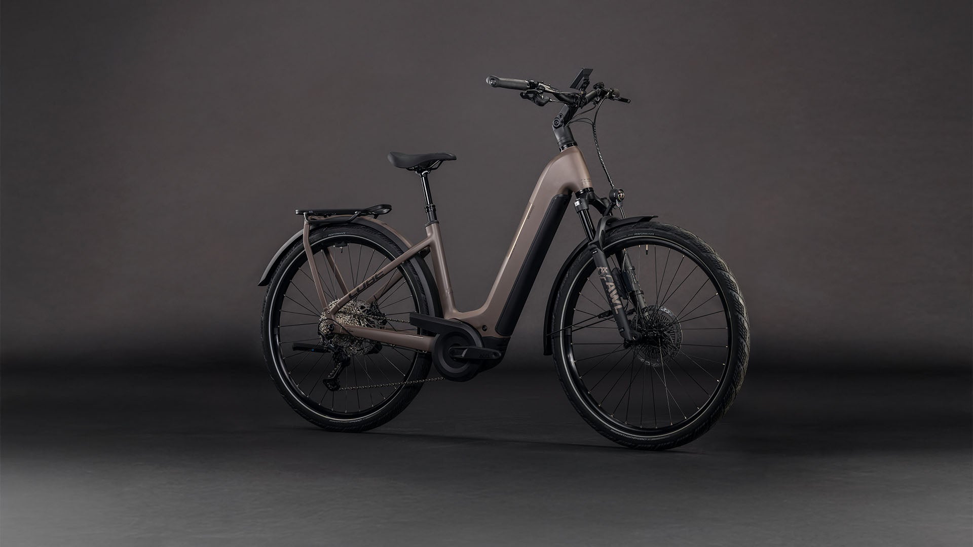 Produktbild: Cube Kathmandu Hybrid EXC 800 cedar´n´chrome, Schrägansicht (schwarzer Hintergrund)