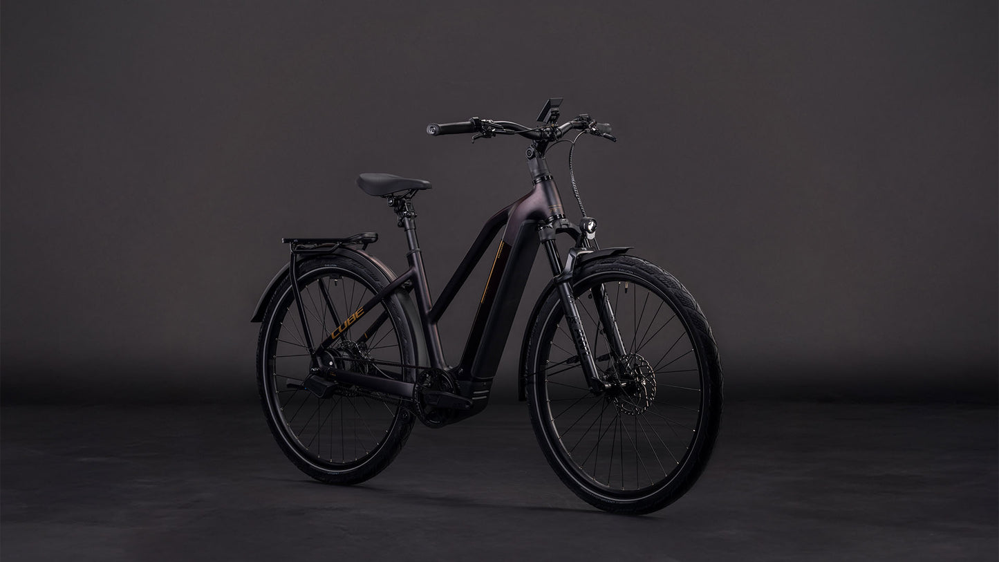 Produktbild: Cube Kathmandu Hybrid Comfort SLX 800 solareclipse´n´gold, Schrägansicht (schwarzer Hintergrund)