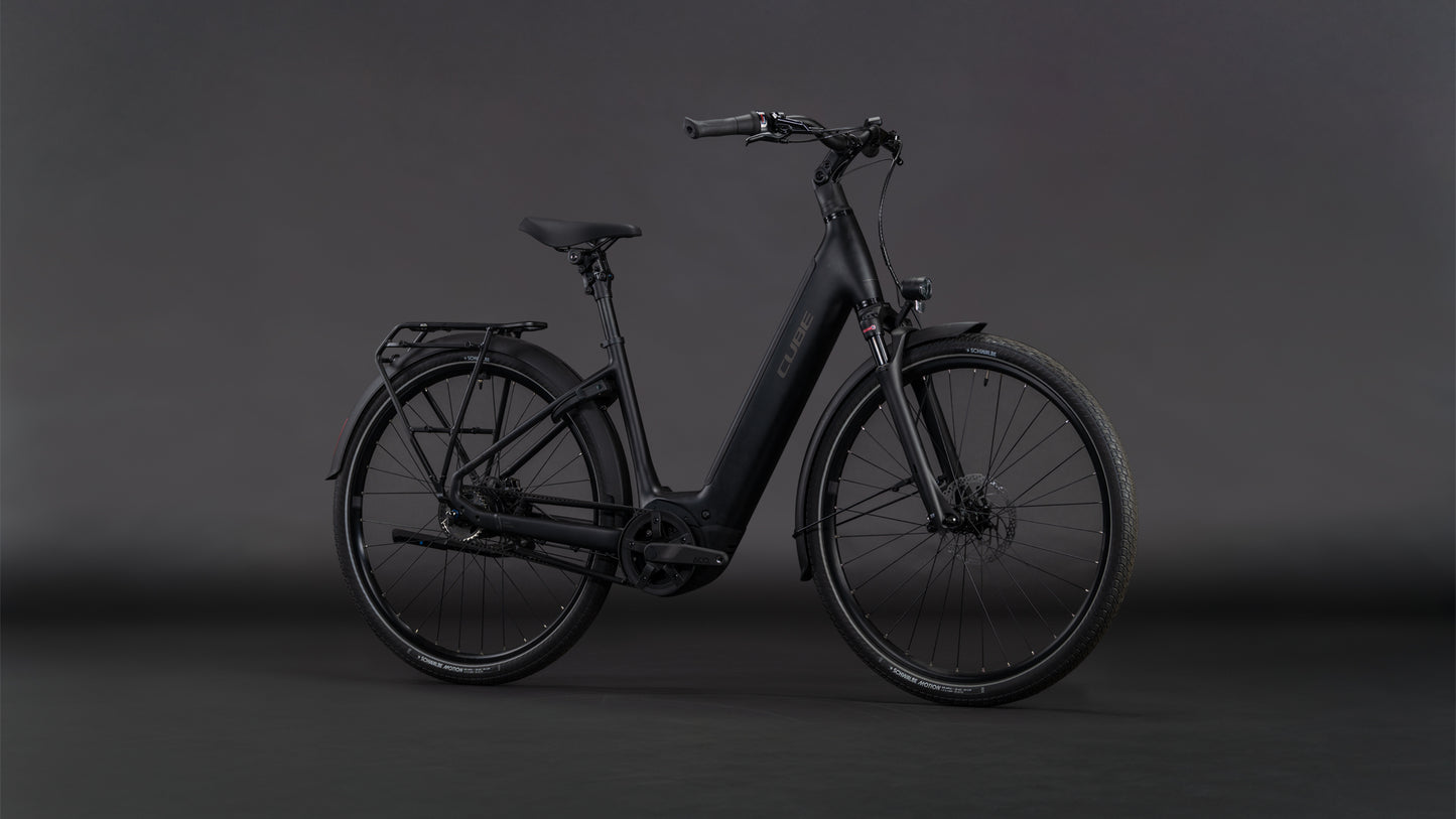Produktbild: Cube Supreme RT Hybrid Deluxe EX 600 black´n´chrome, Schrägansicht (schwarzer Hintergrund)