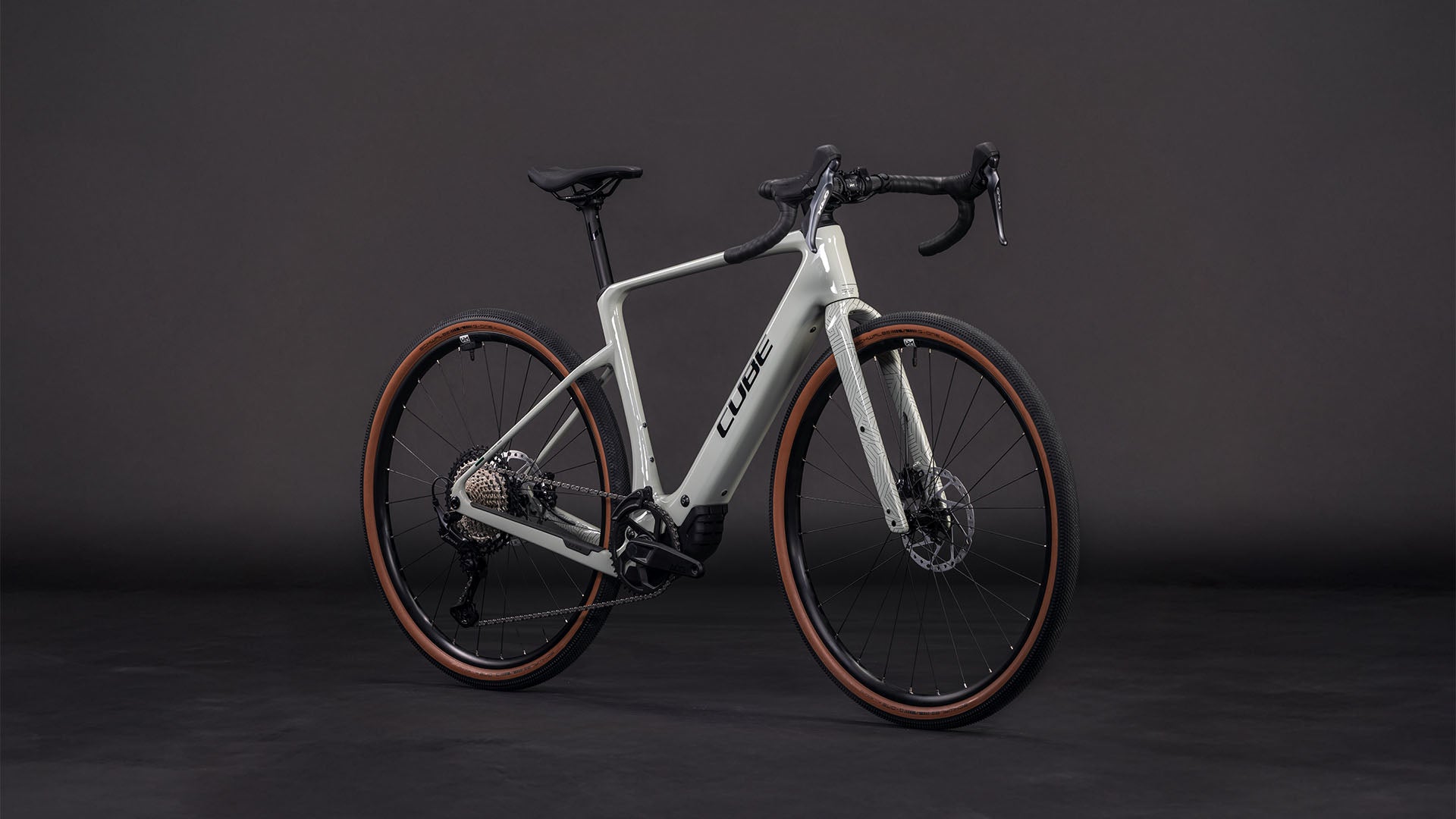 Produktbild: Cube Nuroad Hybrid C:62 Race 400X reedbeige´n´black, Schrägansicht (schwarzer Hintergrund)