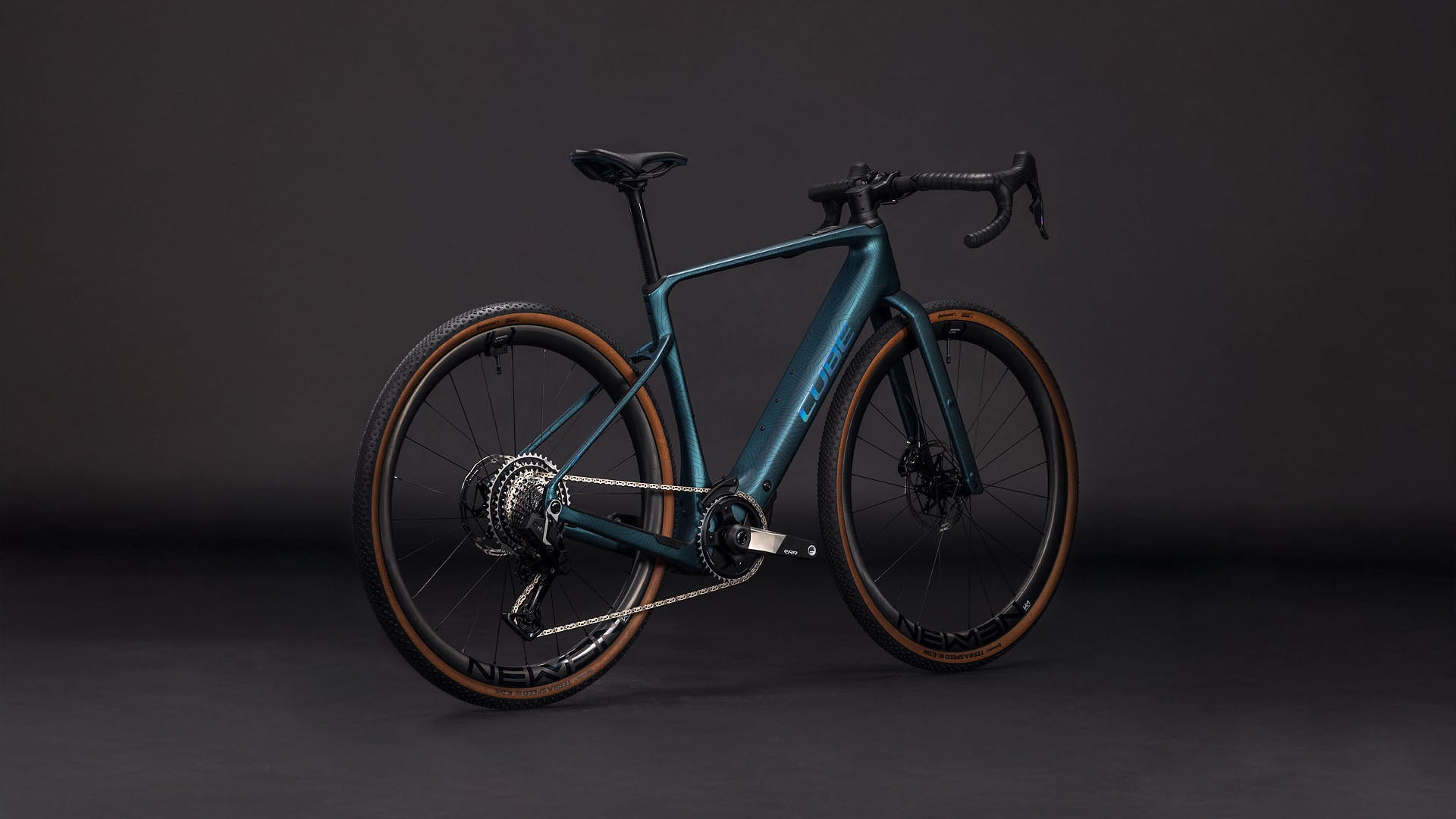 Produktbild: Cube Nuroad Hybrid C:62 SLT 400X royalgreen´n´crisscross, Schrägansicht (schwarzer Hintergrund)