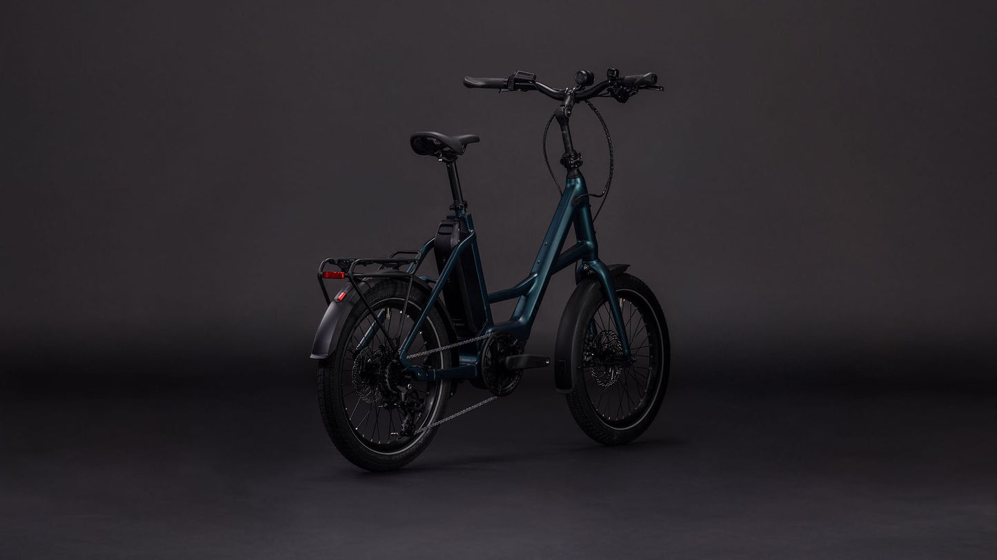 Produktbild: Cube Compact Hybrid 545 royalgreen´n´black, Schrägansicht (schwarzer Hintergrund)