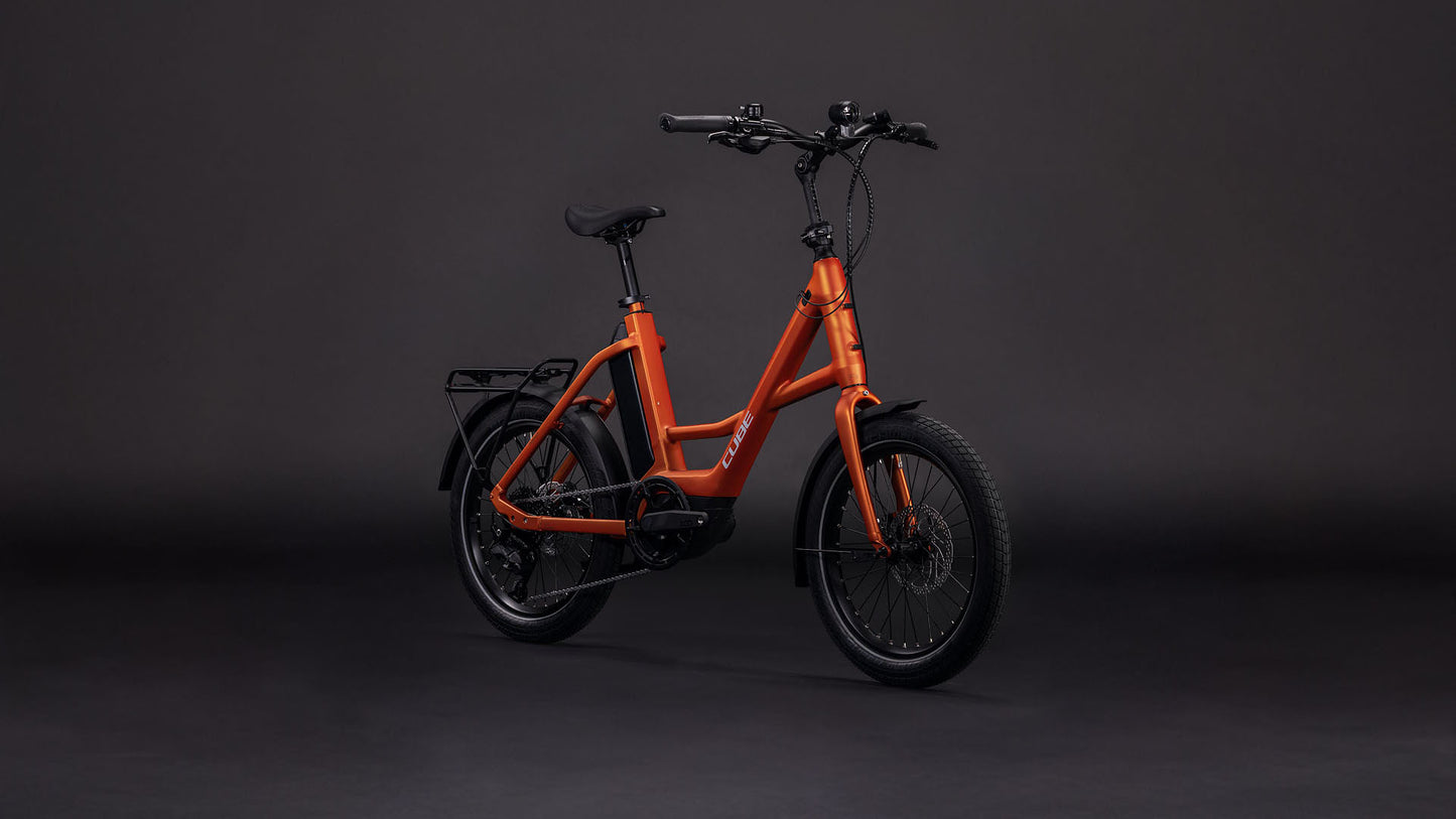Produktbild: Cube Compact Hybrid 545 rustorange´n´reflex, Schrägansicht (schwarzer Hintergrund)