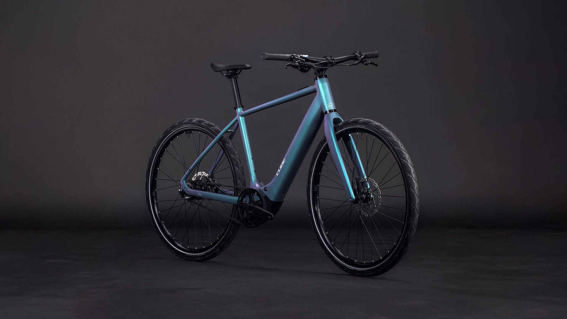 Produktbild: Cube Editor Hybrid SLT 400X smaragdgrey´n´prism, Schrägansicht (schwarzer Hintergrund)