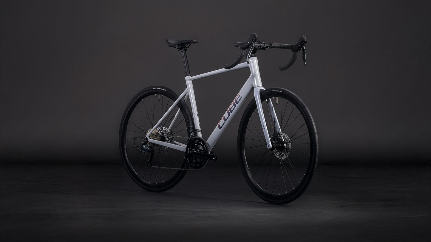 Produktbild: Cube Attain Race foggrey´n´shift, Schrägansicht (schwarzer Hintergrund)