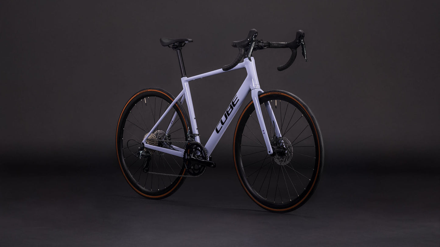 Produktbild: Cube Attain Race cyclamen´n´black, Schrägansicht (schwarzer Hintergrund)