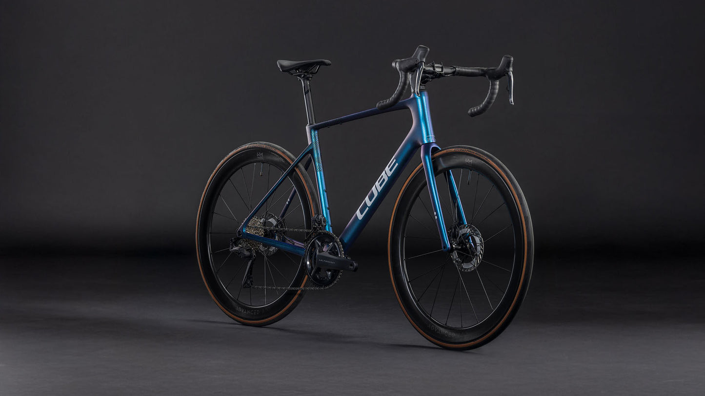 Produktbild: Cube Attain C:62 SLT shiftmint´n´white, Schrägansicht (schwarzer Hintergrund)