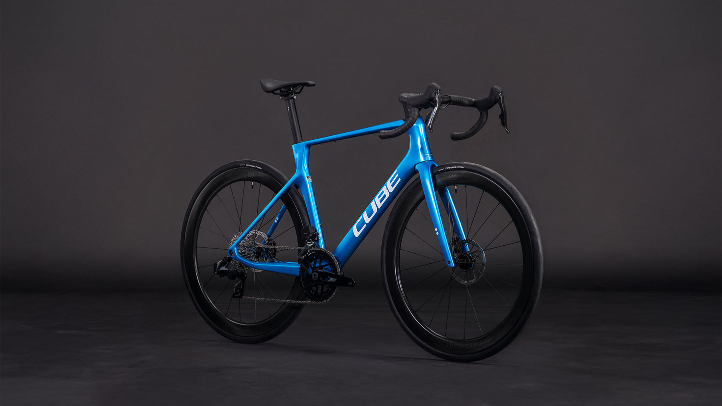 Produktbild: Cube Agree C:62 EX topasblue´n´white, Schrägansicht (schwarzer Hintergrund)