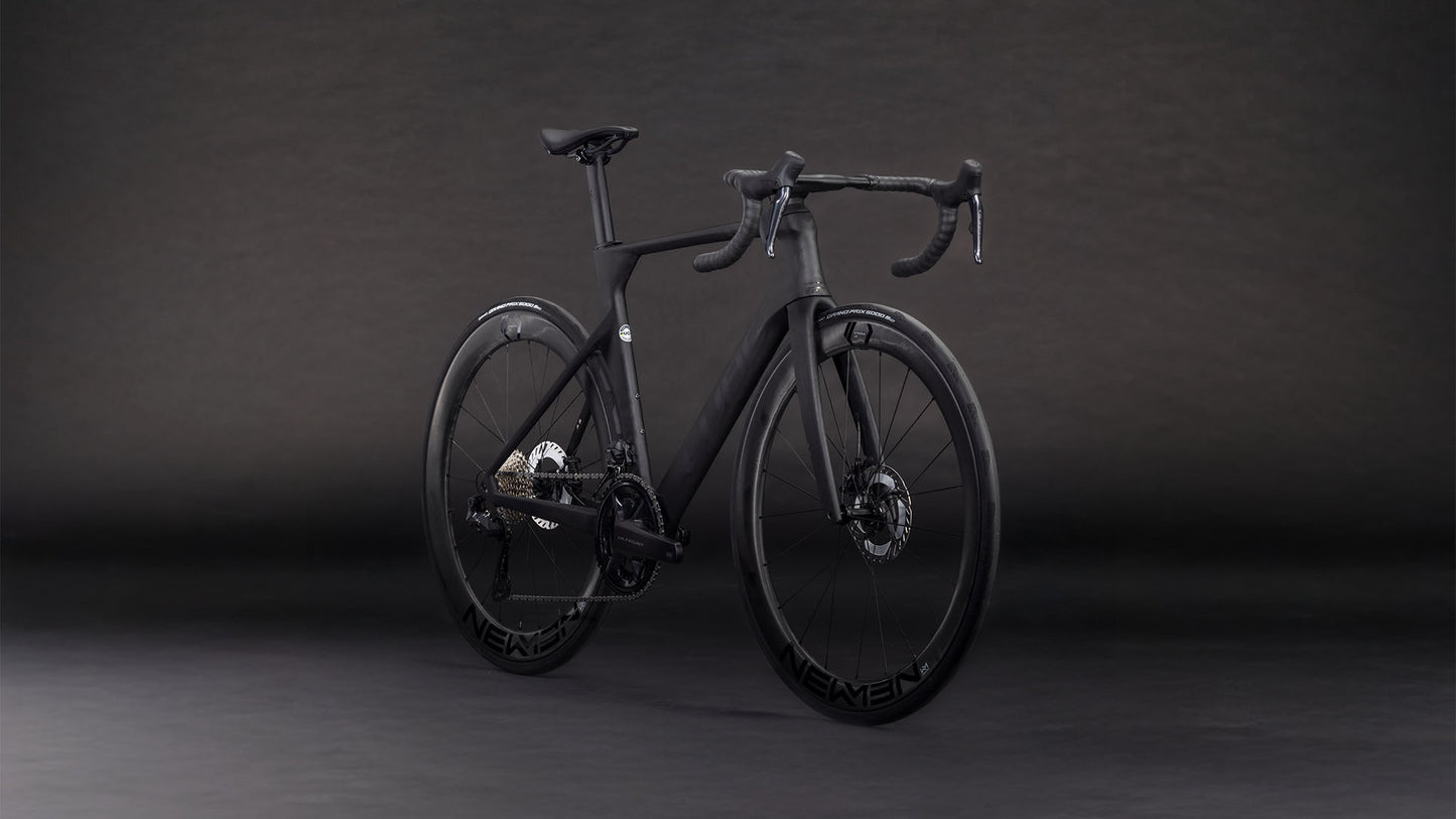 Produktbild: Cube Litening AERO C:68X Race blackline, Schrägansicht (schwarzer Hintergrund)