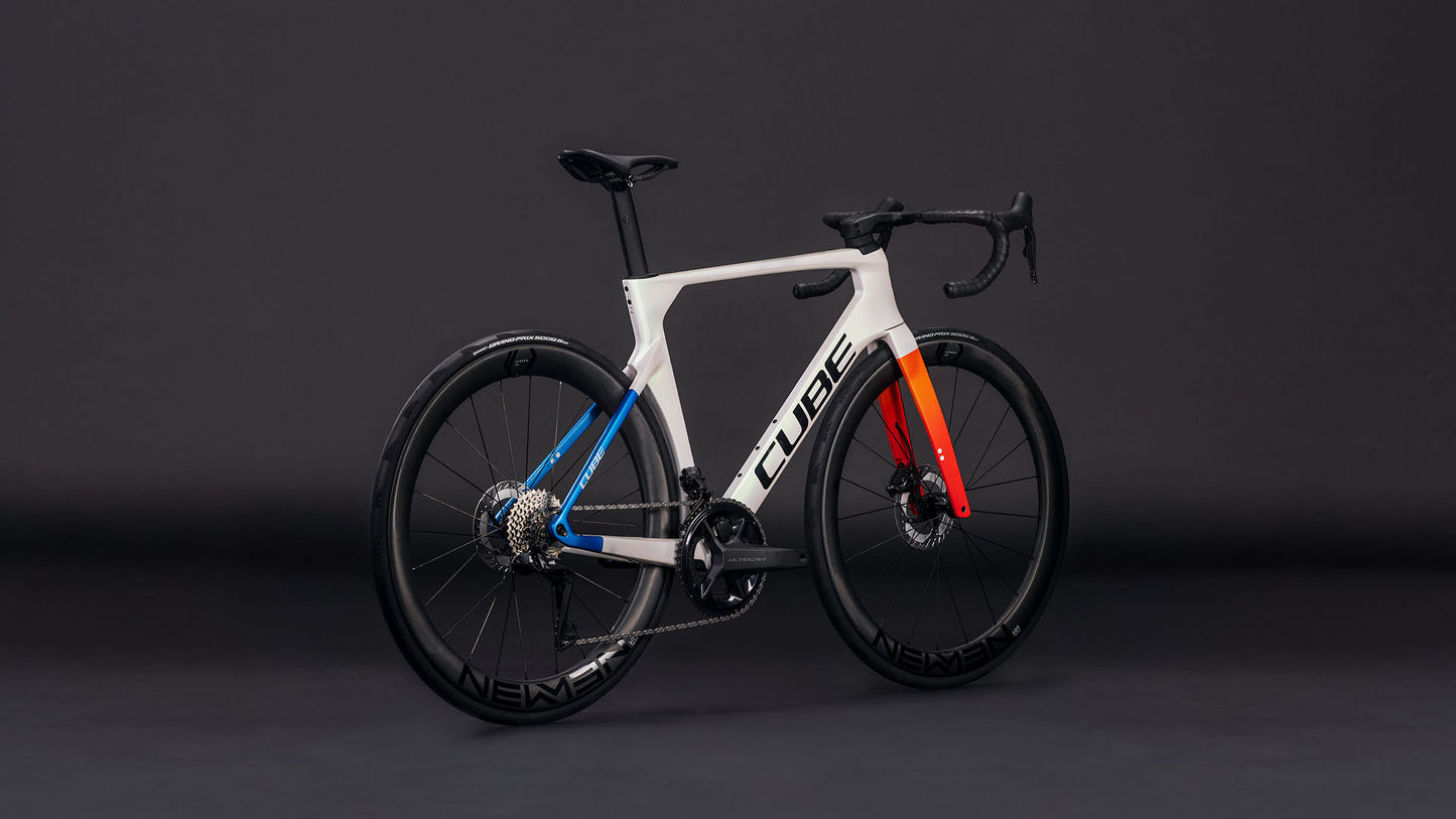 Produktbild: Cube Litening AERO C:68X Race teamline, Schrägansicht (schwarzer Hintergrund)